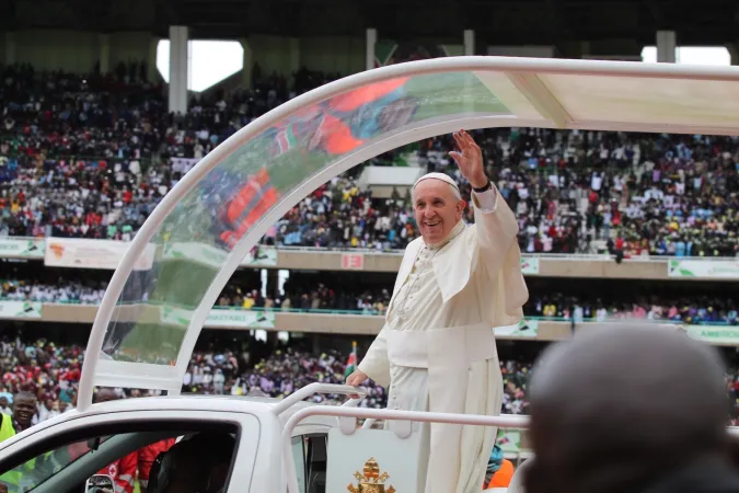 Papst Franziskus bei der Einfahrt ins Kasarani-Stadion am 27. November 2015.