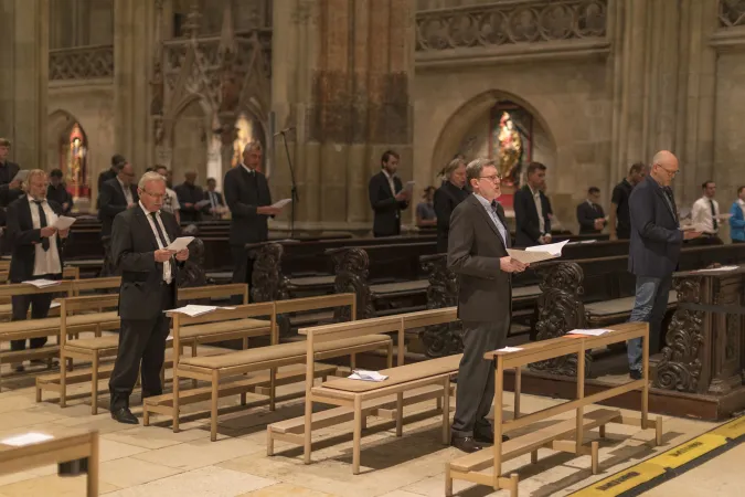 Totenvesper mit Sicherheitsabstand: Abschied von Monsignore Georg Ratzinger am 5. Juli 2020 in Regensburg mit den Domspatzen.