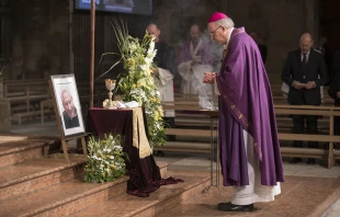 Bischof Rudolf Voderholzer im Gebet vor einem Portrait Georg Ratzingers im Hohen Dom zu Regensburg beim Requiem am 8. Juli 2020. / Uwe Moosburger / Bistum Regensburg