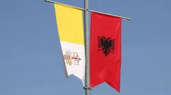 Die Flaggen Albaniens und der Vatikanstadt in Tirana, gehisst zum Besuch von Papst Franziskus im September 2015. / CNA/Daniel Ibanez