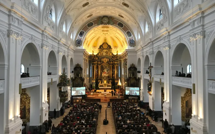 Der Innenraum der Basilika St. Anna im Marienwallfahrtsort Altötting.