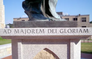 Lateinische Inschrift "Ad majorem Dei glorium" (zur größeren Ehre Gottes) / gemeinfrei