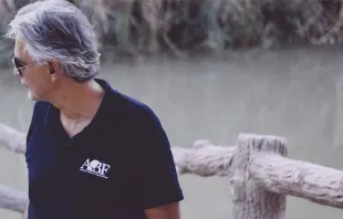 Andrea Bocelli am Fluss Jordan / Facebook / Seite Andrea Bocelli