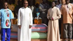 Der Priester André Poré (weiße Soutane) und Pfarrer Étienne Sawadogo (beige Soutane) kümmern sich um Binnenflüchtlinge in Kongoussi / Kirche in Not