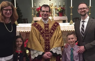 Andrew Petiprin (rechts) mit Pater John Hammond (Mitte), seiner Frau (links) und seinen Kindern / Andrew Petiprin