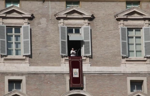 Papst Franziskus bei der Spendung des Segens zum Angelus am heutigen 26. Dezember / CNA/Alexey Gotovskiy