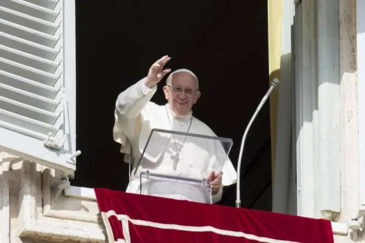 Papst Franziskus grüßt Pilger zum Angelus, dem traditionellen Mittagsgebet / CNA / L'Osservatore Romano