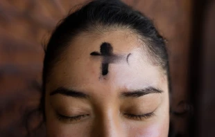 Aschenkreuz / Annika Gordon / Unsplash (CC0) 