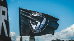 Antifa-Flagge (Symbolbild) / Mika Baumeister / Unsplash