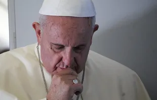 Papst Franziskus betet mit Journalisten auf dem Flug nach Südkorea am 14. August 2014 / CNA/Alan Holdren