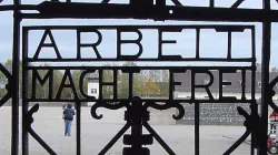 Ein Tor in der Gedenkstätte Konzentrationslager Dachau / Tatjana8047 via Wikimedia (CC BY-SA 3.0)