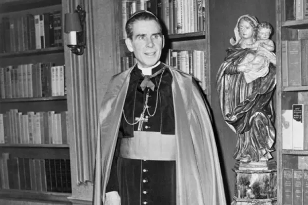 Erzbischof Fulton J. Sheen erreichte viele Millionen Menschen mit seinen TV-Programmen und Radiosendungen. / Wikimedia / Fred Palumbo (CC0)