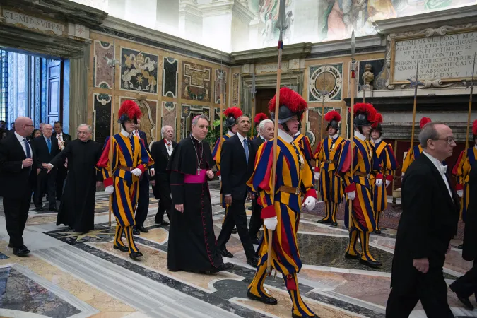 Erzbischof Gänswein geleitet US-Präsident Barack Obama zu seinem Treffen mit dem Papst am 27. März 2014