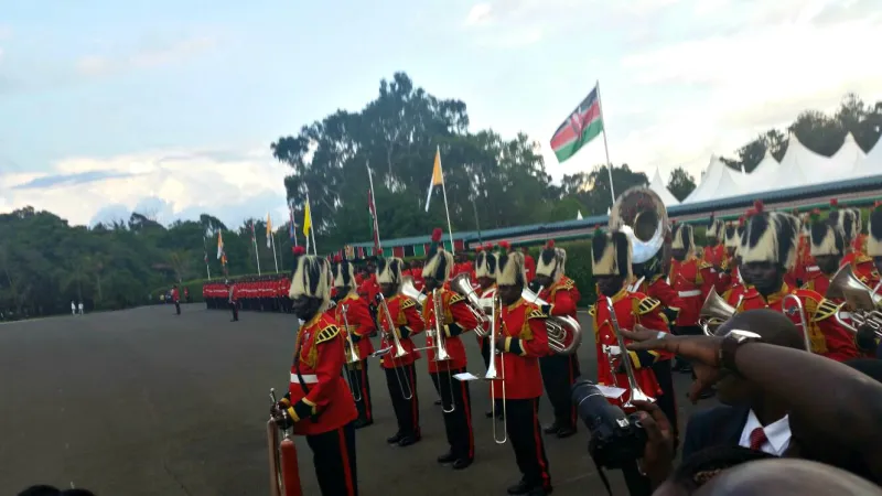 Empfang mit militärischen Ehren: Ankunft in Nairobi von Papst Franziskus