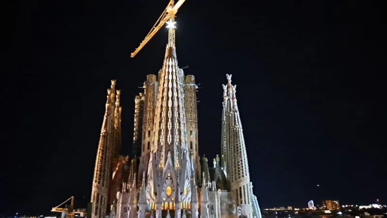 Der leuchtende Stern auf dem Marienturm der Basilika Sagrada Familia in Barcelona