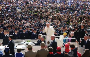 Papst Franziskus vor wallfahrenden Soldaten und Sicherheitskräften auf dem Petersplatz bei der Jubiläumsaudienz am 30. April 2016. / CNA/Alexey Gotovksiy