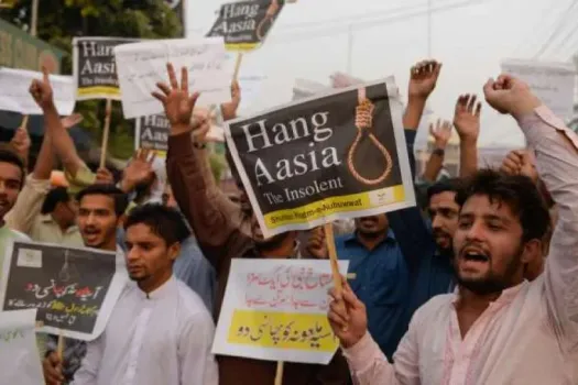 Pakistaner protestieren am 2. November 2018 in Lahore, kurz nachdem der Oberste Gerichtshof des Landes Asia Bibi vom Vorwurf der Blasphemie freigesprochen hat. / AMSyed/Shutterstock