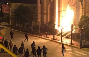 Die radikalen Feministinnen griffen auch das Rathaus an / Argentinische Polizei