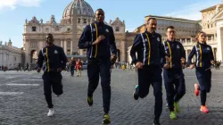 Sportler von Athletica Vaticana beim Training vor dem Petersdom / Daniel Ibáñez / CNA