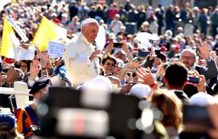 Papst Franziskus begrüßt Pilger und Gläubige bei der Generalaudienz am 20. April 2016. / CNA/Daniel Ibanez