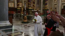 Wie es seine Gewohnheit ist, dankte Papst Franziskus der Muttergottes mit einem Besuch in Santa Maria Maggiore unmittelbar nach der Landung in Rom / CNA/Daniel Ibanez