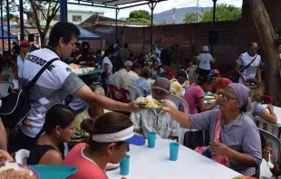 Kolumbianische Priester verteilen Mahlzeiten an Migranten aus Venezuela / Kolumbianische Bischofskonferenz