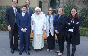 Besuch bei Benedikt: Emanuele Latini, Alvaro de Juana, Alan Holdren, Elise Harris, Mary Shovlain und Pilar Peiro (von links). / CNA/EWTN.TV