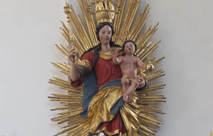 Die Muttergottes im Strahlenkranz in der Kirche Patrona Bavariae in Baierbrunn (Bayern). / Gfreihalter / Wikimedia (CC BY-SA 3.0) 