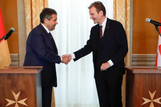 Außenminister Sigmar Gabriel (li.) und Großkanzler Albrecht von Boeslager  / www.orderofmalta.int