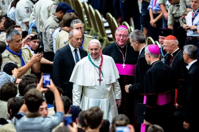 Papst Franziskus mit Pfadfindertuch beim am 3. August 2019