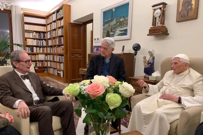 Besuch bei Benedikt: Ludger Schwienhorst-Schöneberger und Pater Federico Lombardi, Verwaltungsratvorsitzender der Joseph Ratzinger Papst Benedikt XVI.-Stiftung. 
