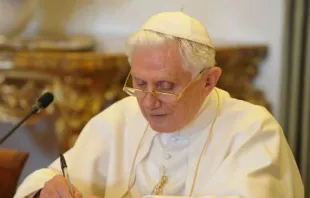 Papst Benedikt XVI. im Jahr 2010 / Osservatore Romano / CNA Deutsch