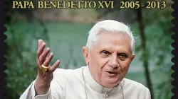 Abbild der Briefmarke zum Gedenken an das Pontifikat von Benedikt XVI. / Briefmarkendienst der italienischen Post