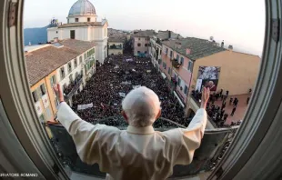 Castelgandolfo am 28. Februar 2013: Papst Benedikt XVI. verabschiedet sich von den versammelten Gläubigen. / L'Osservatore Romano