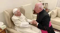 Der emeritierte Papst Benedikt XVI. und Erzbischof Francesco Camaldo, 24. November 2022.  / Stiftung Josef Ratzinger / Benedikt XVI.