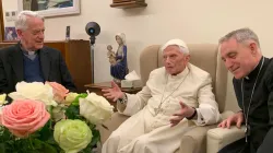 Pater Federico Lombardi, Verwaltungsratvorsitzender der Joseph Ratzinger Papst Benedikt XVI.-Stiftung, Papst emeritus Benedikt XVI. und Erzbischof Georg Gänswein, Privatsekretär des bayerischen Papa emeritus. 
 / Joseph Ratzinger Papst Benedikt XVI.-Stiftung
