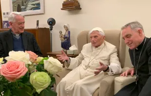 Pater Federico Lombardi, Verwaltungsratvorsitzender der Joseph Ratzinger Papst Benedikt XVI.-Stiftung, Papst emeritus Benedikt XVI. und Erzbischof Georg Gänswein, Privatsekretär des bayerischen Papa emeritus. 
 / Joseph Ratzinger Papst Benedikt XVI.-Stiftung
