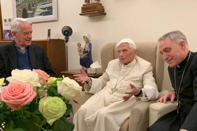 Pater Federico Lombardi, Verwaltungsratvorsitzender der Joseph Ratzinger Papst Benedikt XVI.-Stiftung, Papst emeritus Benedikt XVI. und Erzbischof Georg Gänswein, Privatsekretär des bayerischen Papa emeritus. 
