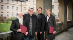 Nach der Unterzeichnung Übernahmevertrags. Von rechts: Martina Köppen (Geschäftsführerin gGmbH "Kölner Hochschule für Katholische Theologie - St. Augustin"), Christoph Ohly (kommissarischer Rektor), Provinzialoberer Pater Martin Üffing SVD, Provinzialökonom Pater Konrad Liebscher SVD. / Erzbistum Köln