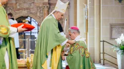 Nuntius Nikola Eterović übergibt das Pallium an Erzbischof Udo Bentz / Besim Mazhiqi / Erzbistum Paderborn