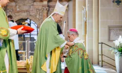 Nuntius Nikola Eterović übergibt das Pallium an Erzbischof Udo Bentz / Besim Mazhiqi / Erzbistum Paderborn