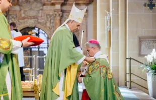 Nuntius Nikola Eterović übergibt das Pallium an Erzbischof Udo Bentz / Besim Mazhiqi / Erzbistum Paderborn