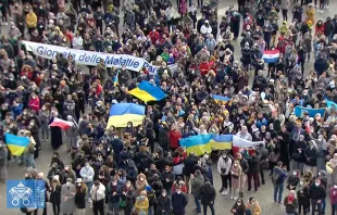 Ukrainische Flaggen auf dem Petersplatz beim Angelus-Gebet des Papstes am 27. Februar 2022. / Vatican Medie / Screenshot Youtube