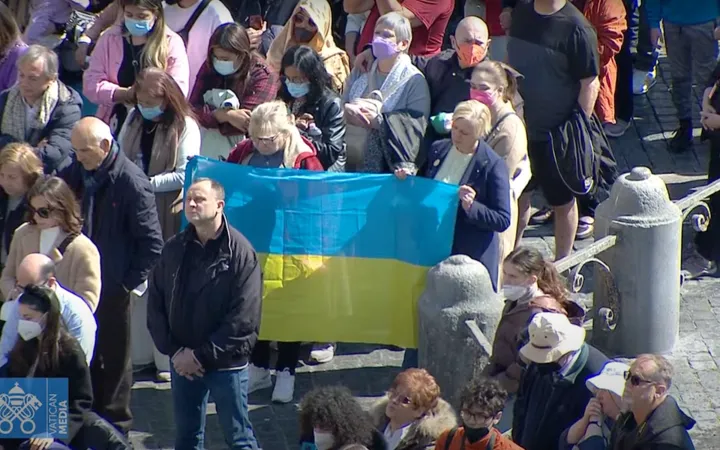 Pilger mit Ukraine-Flagge beim Angelusgebet auf dem Petersplatz.
