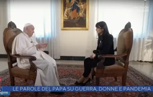 Papst Franziskus im Gespräch mit der italienischen Journalistin Lorena Bianchetti am Karfreitag, dem 15. April 2022. / Rai1 / Screenshot Youtube