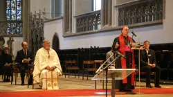 Bischof Bertram Meier betete einen Kreuzweg für verfolgte Christen im Hohen Dom zu Augsburg.  / Kirche in Not