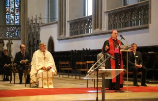 Bischof Bertram Meier betete einen Kreuzweg für verfolgte Christen im Hohen Dom zu Augsburg.  / Kirche in Not