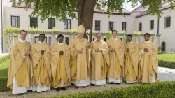 Bischof Rudolf mit den Neupriestern / Bistum Regensburg/altrofoto