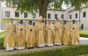 Bischof Rudolf mit den Neupriestern / Bistum Regensburg/altrofoto