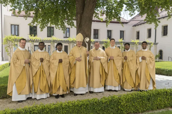 Bischof Rudolf mit den Neupriestern